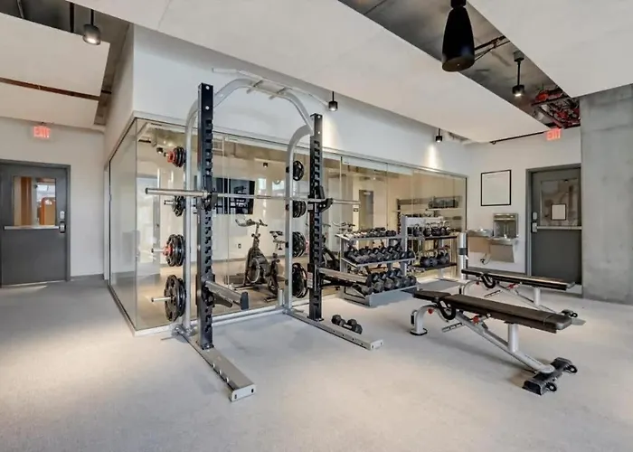 Apartment Boulevard Highrise Stu Sky Pool Parking Gym 34